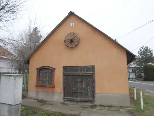 Eladó családi ház, Albertirsa 1 szoba 56 m² 15.5 M Ft