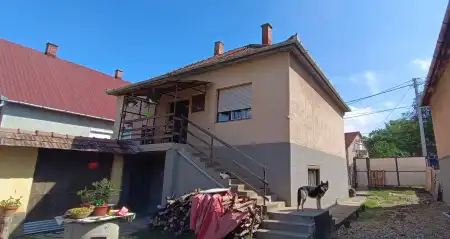 eladó családi ház, Apc