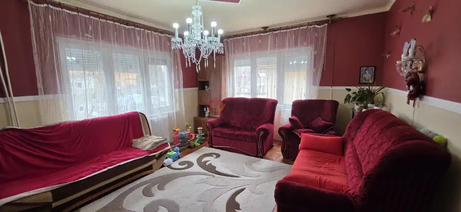 eladó családi ház, Baracs