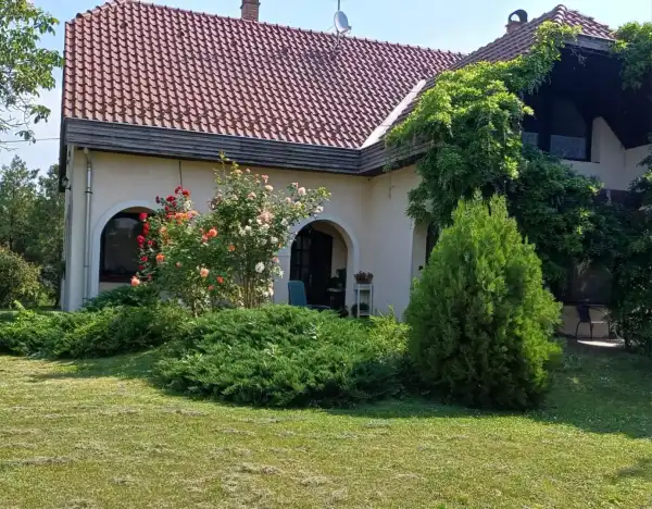Eladó családi ház, Békéscsaba 6 szoba 240 m² 105 M Ft