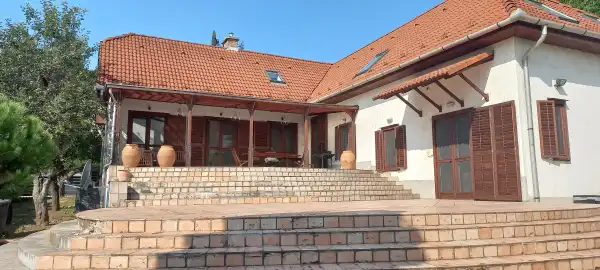 Eladó családi ház, Budaörs 4+4 szoba 400 m² 300 M Ft