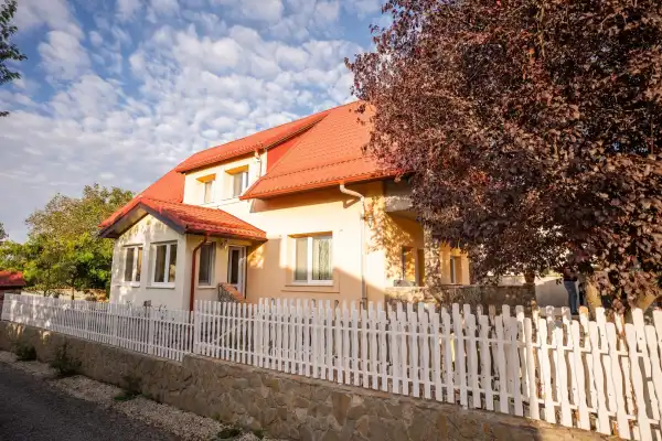 Eladó családi ház, Budaörs 8 szoba 270 m² 199 M Ft