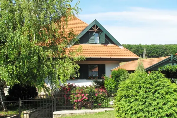 Eladó családi ház, Eplény 9 szoba 305 m² 124.9 M Ft