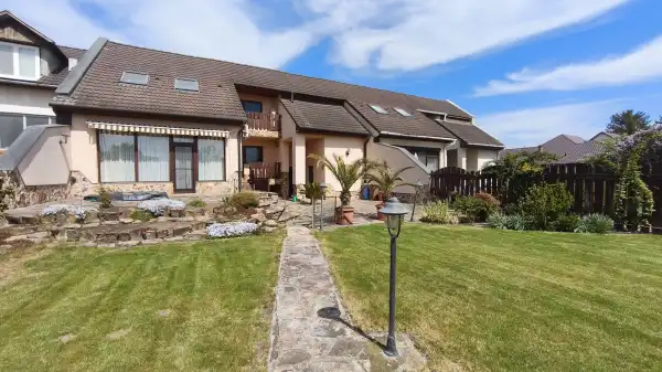 Eladó családi ház, Hatvan 3+2 szoba 250 m² 129.7 M Ft