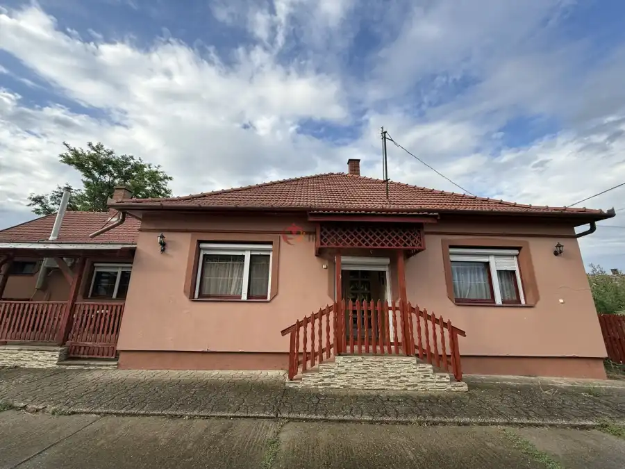 eladó családi ház, Kaba