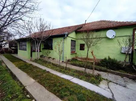 eladó családi ház, Lánycsók