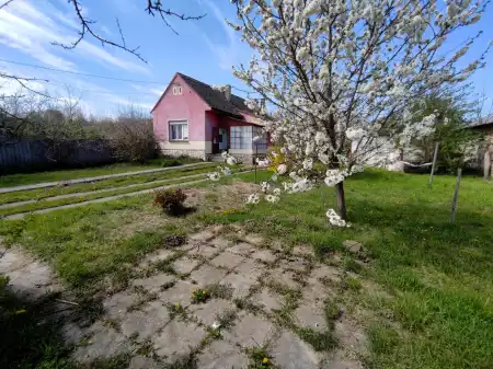 eladó családi ház, Lánycsók