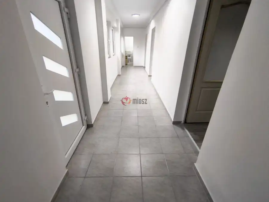 eladó családi ház, Lánycsók