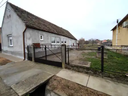 eladó családi ház, Lánycsók