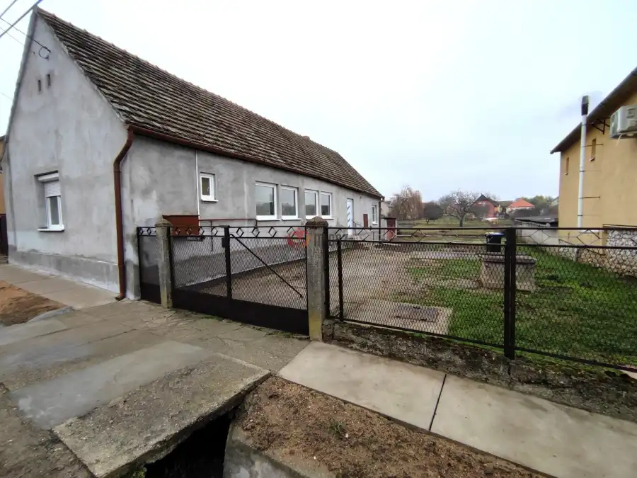 eladó családi ház, Lánycsók