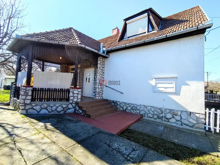 eladó családi ház, Lánycsók