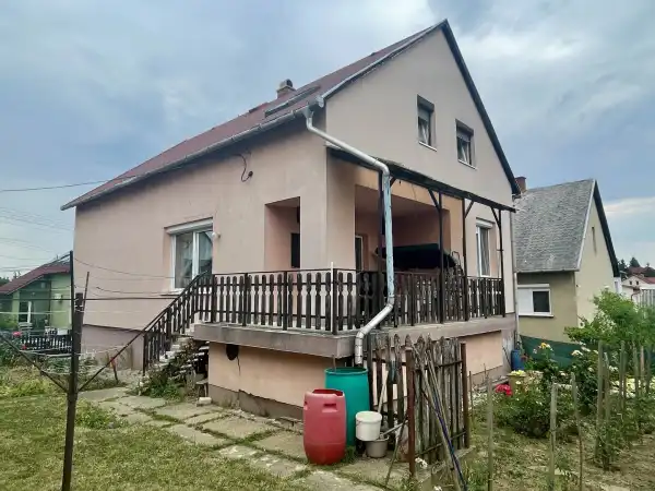 Eladó családi ház, Oroszlány 5+1 szoba 234 m² 62.9 M Ft