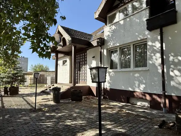 Eladó családi ház, Oroszlány 11+3 szoba 660 m² 143 M Ft