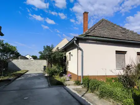 eladó családi ház, Paks