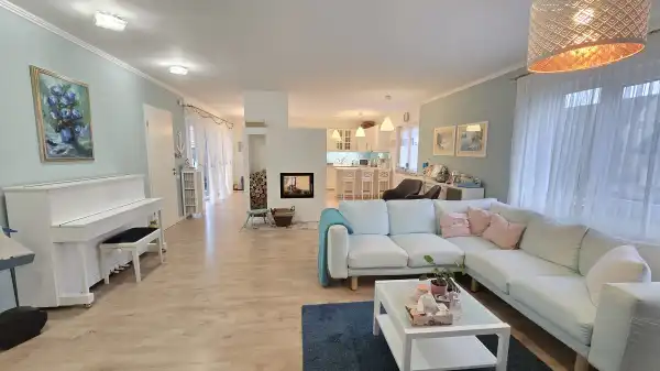 Eladó családi ház, Paks 5 szoba 270 m² 160 M Ft