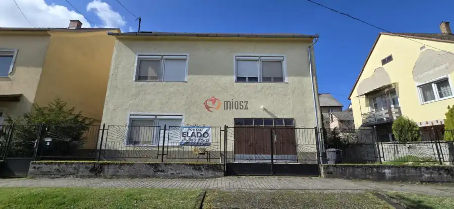 eladó családi ház, Paks