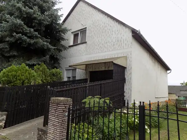 Eladó családi ház, Pápa 2+2 szoba 112 m² 59.4 M Ft