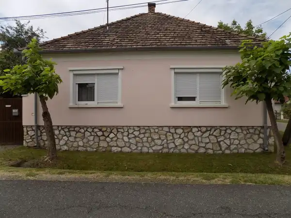 Eladó családi ház, Pápa 2 szoba 73 m² 41.9 M Ft
