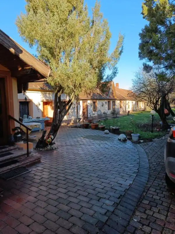 Eladó családi ház, Rigács 4+3 szoba 250 m² 60.6 M Ft