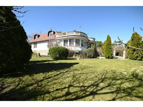Eladó családi ház, Solymár 9 szoba 700 m² 350 M Ft