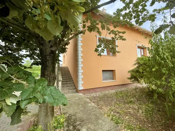 Eladó családi ház, Székesfehérvár 9 szoba 272 m² 124.99 M Ft