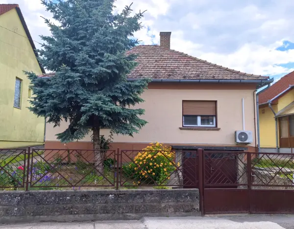 Eladó családi ház, Szekszárd 2+1 szoba 102 m² 48.9 M Ft