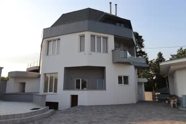 Eladó családi ház, Szigetszentmiklós 5 szoba 348 m² 344 M Ft