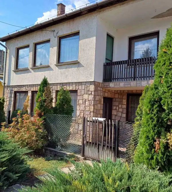 Eladó családi ház, Szirmabesenyő 4 szoba 180 m² 51.9 M Ft