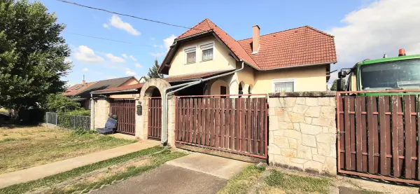 Eladó családi ház, Szob 3+1 szoba 99.9 M Ft