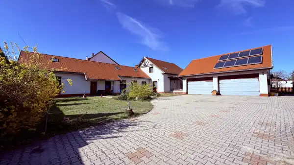 Eladó családi ház, Taksony 5+4 szoba 225 m² 154.9 M Ft