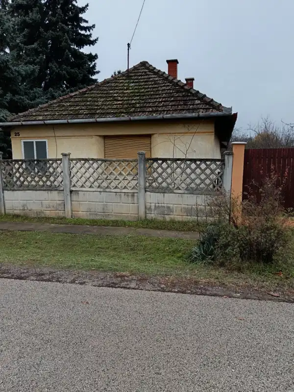 Eladó családi ház, Tápiószecső 2 szoba 30.5 M Ft