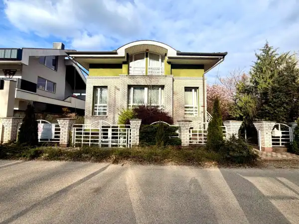 Eladó családi ház, Tata 6 szoba 200 m² 184.9 M Ft