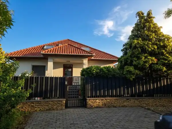 Eladó családi ház, Tata 5+2 szoba 290 m² 250 M Ft
