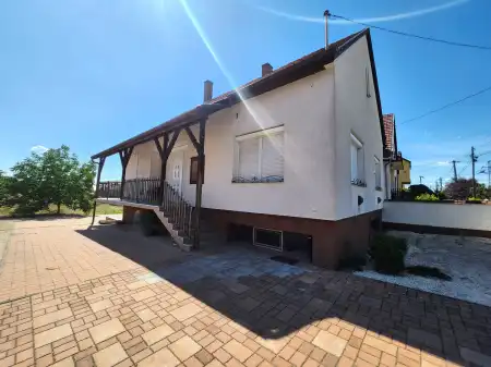 eladó családi ház, Újhartyán