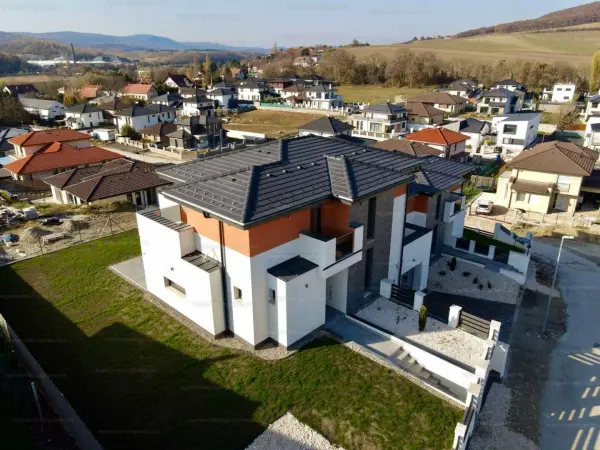 Eladó családi ház, Üröm 6 szoba 450 m² 350 M Ft + Áfa