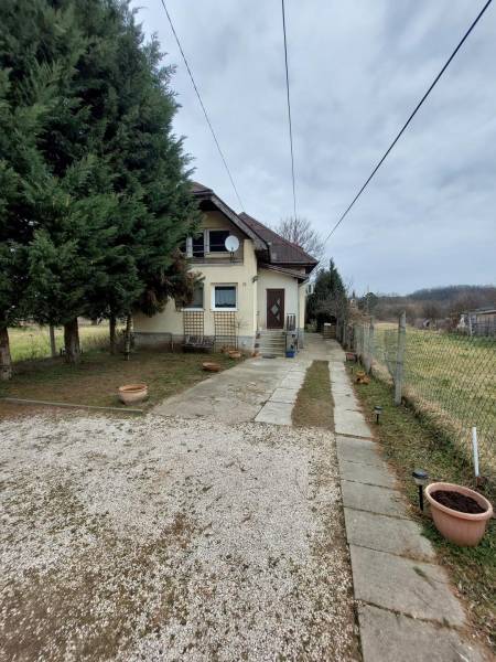 eladó családi ház, Vácduka