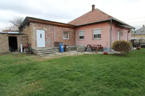 Eladó családi ház, Valkó 2+1 szoba 98 m² 43 M Ft