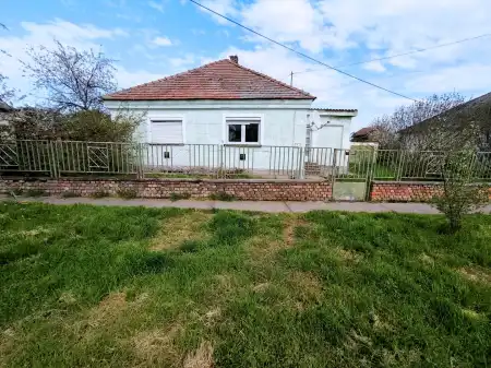 eladó családi ház, Versend