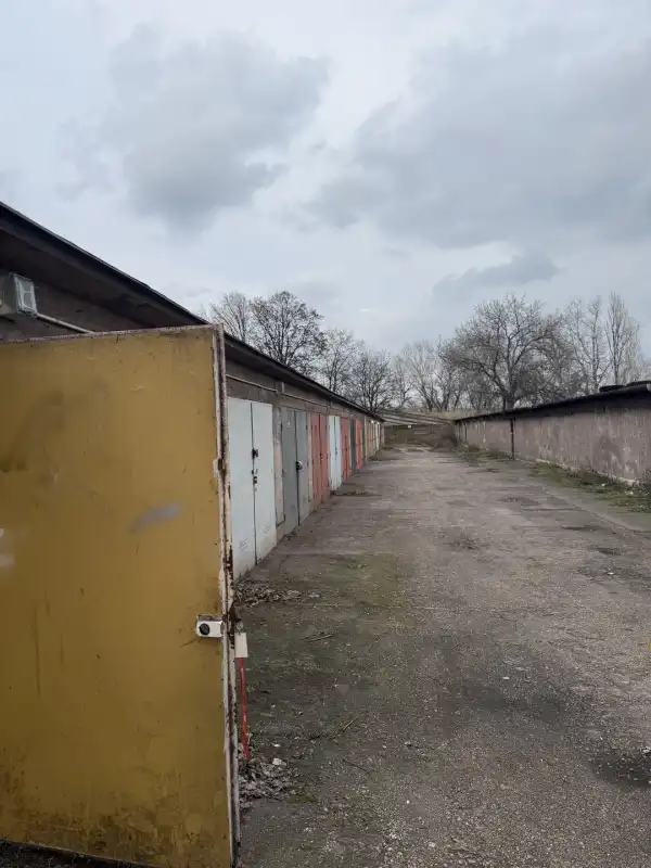 Eladó garázs, Dunaújváros 18 m² 3 M Ft