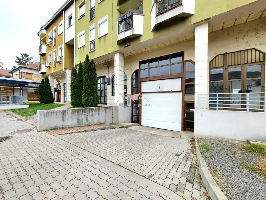 eladó garázs, Vác