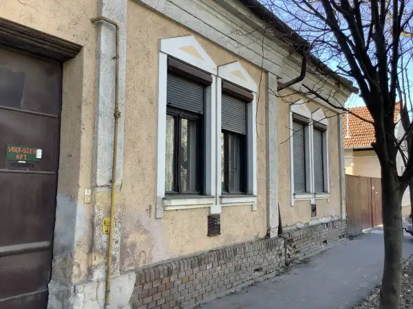 Eladó házrész, Békéscsaba 8 szoba 271 m² 35 M Ft