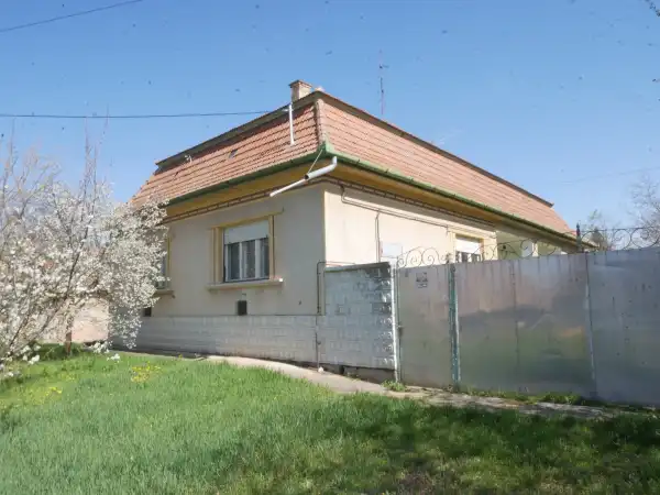 Eladó házrész, Ceglédbercel 6 szoba 140 m² 29.9 M Ft