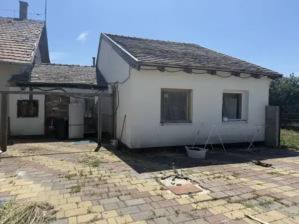Eladó ikerház, Esztergom 2+1 szoba 75 m² 34 M Ft