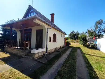 eladó nyaraló, Lánycsók