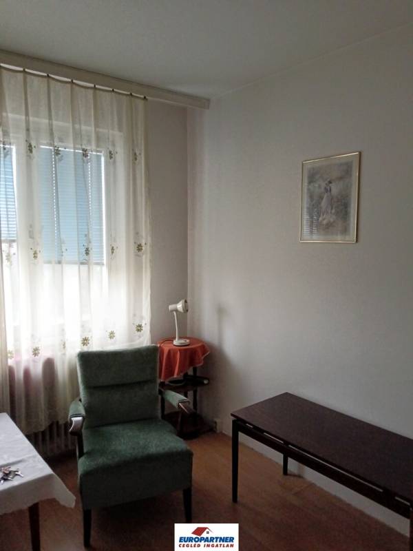 eladó panellakás, Cegléd