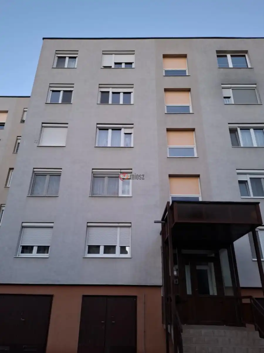 eladó panellakás, Cegléd