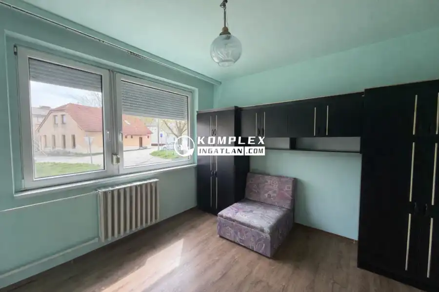 eladó panellakás, Oroszlány