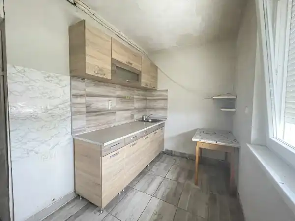 Eladó panellakás, Oroszlány 2 szoba 49 m² 23.5 M Ft