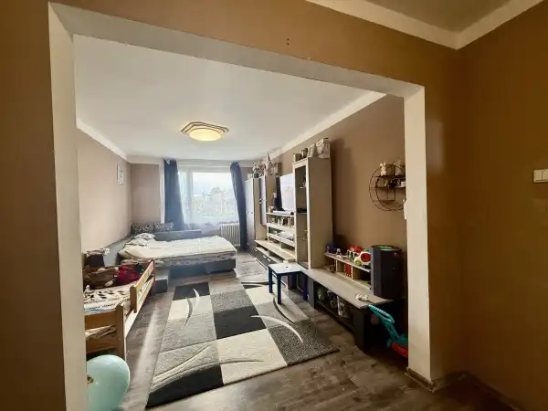 Eladó panellakás, Oroszlány 2+1 szoba 62 m² 37.7 M Ft