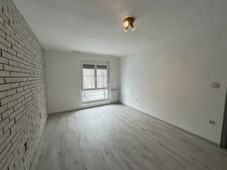 eladó panellakás, Paks